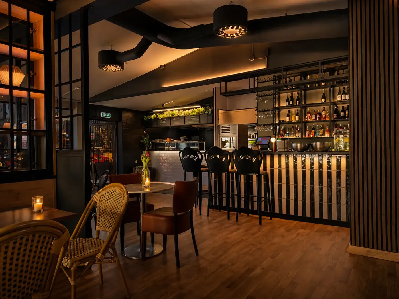 Midpoint — middag, bar och kvällar i Spånga