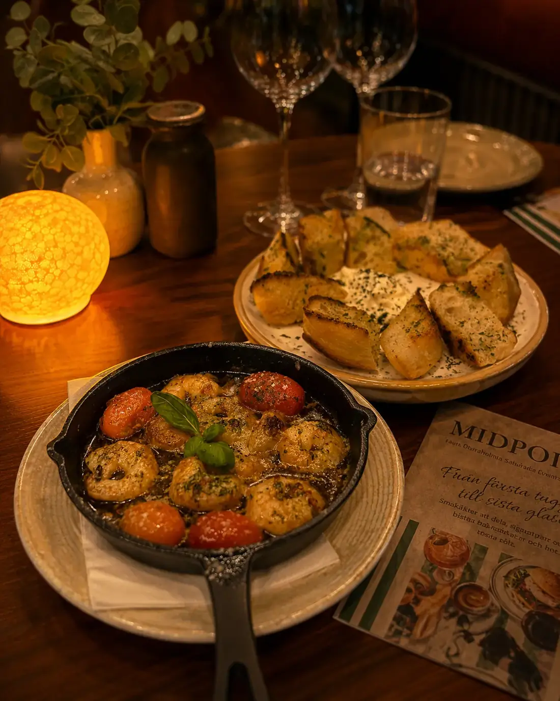 Vitlöksfrästa räkor med bröd på Midpoint