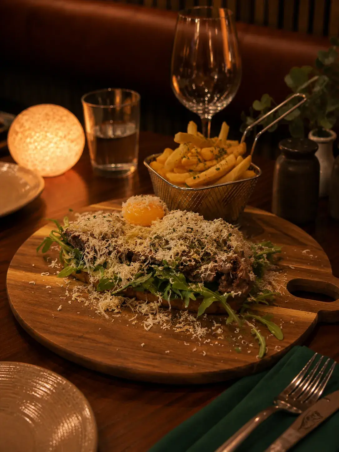 Kött med pommes och riven ost på Midpoint